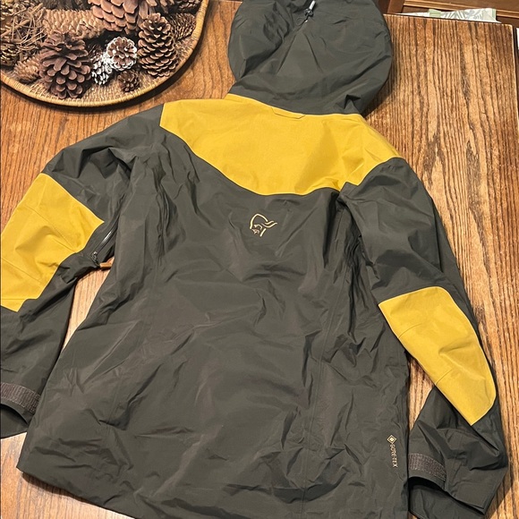 Norrøna Tamok Gore-Tex Women's Snowboard Jacket Rosin - Picture 12 of 16